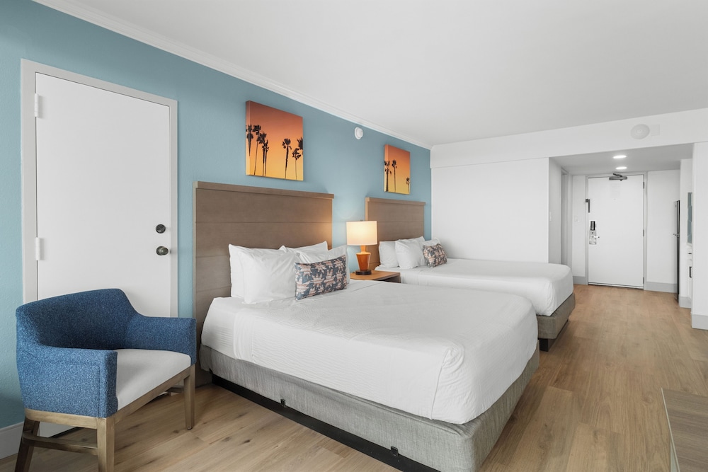 Oceanfront Deluxe Room - Photo 1