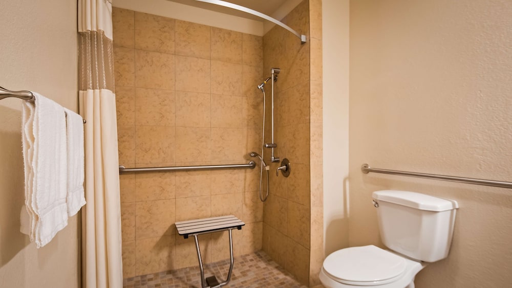 Standard Room, 1 King Bed, Accessible, Bathtub - Photo 2