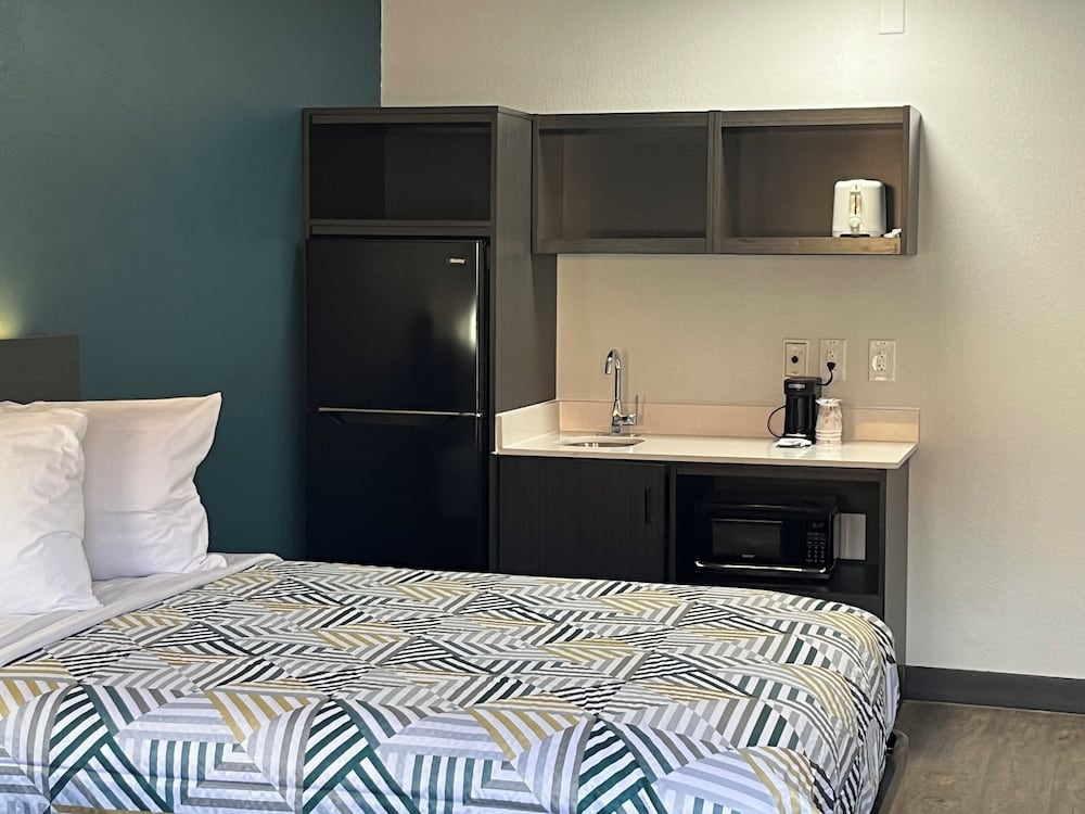 Standard Room, 1 King Bed, Non Smoking, Kitchenette - Photo 3