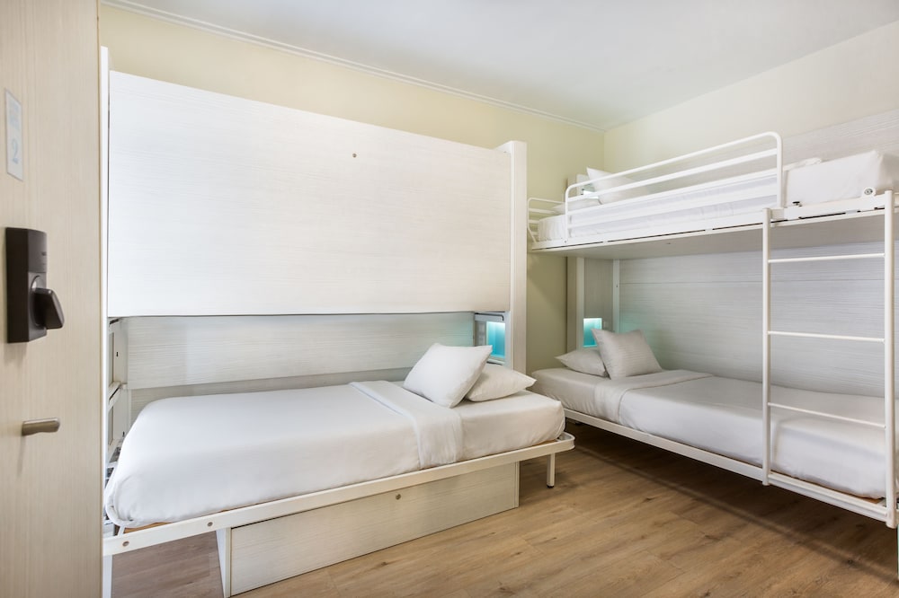 NYAH Private Room 3 Single Beds photo 3