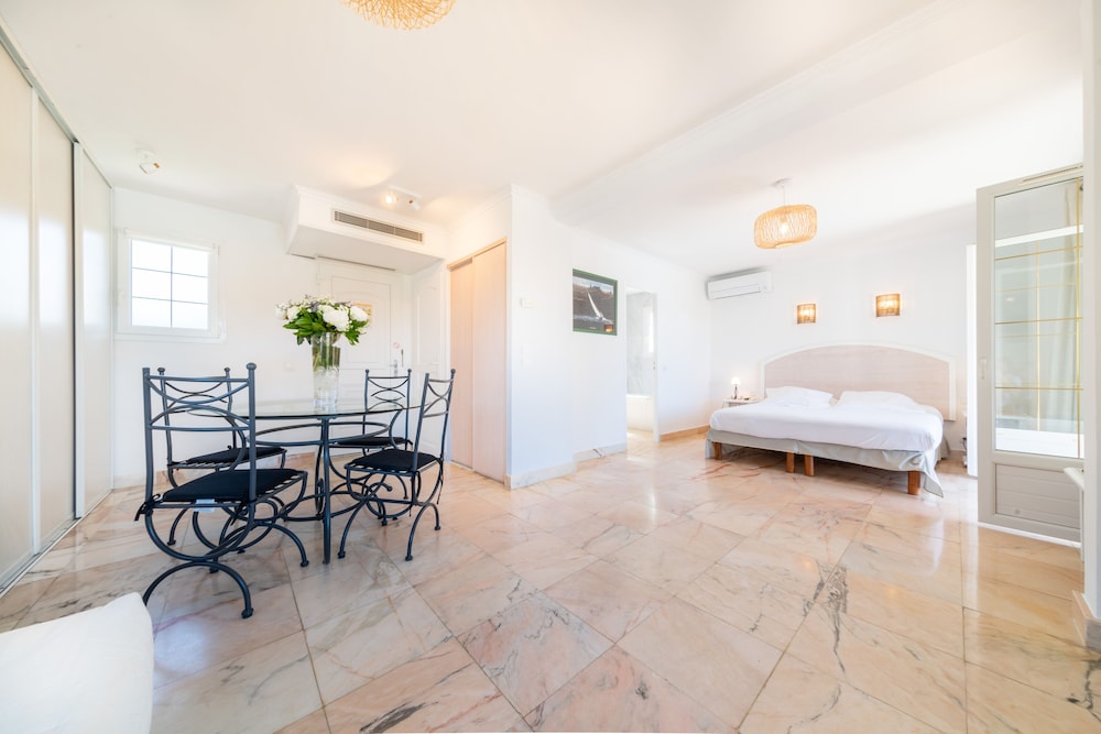 Deluxe Suite - Photo 1