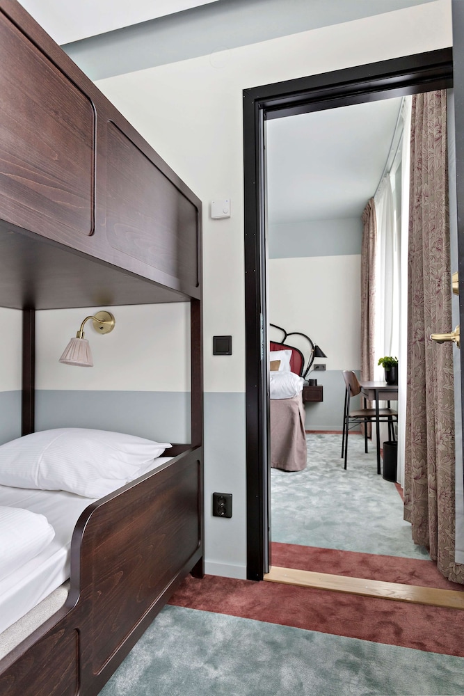 Family Room, Multiple Beds, Non Smoking - Photo 1