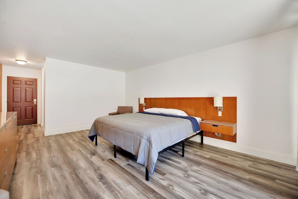 ADA Queen Room photo 1