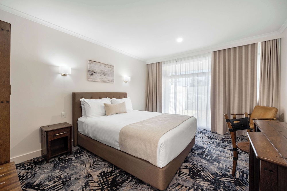 Deluxe Room, 1 Queen Bed, Garden View - Photo 6