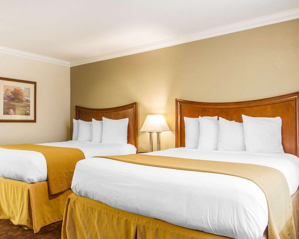 Standard Room, 2 Queen Beds, Non Smoking - Photo 1