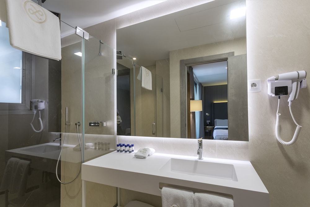 Twin Room (Interior)