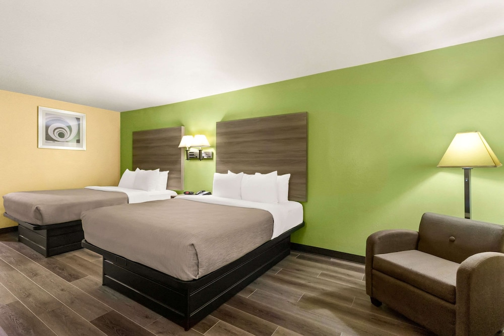 Standard Room, 2 Queen Beds, Non Smoking - Photo 3