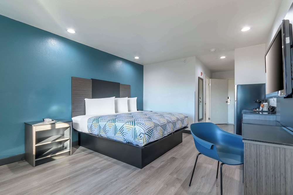 Standard Suite, 1 King Bed, Accessible, Non Smoking - Photo 5