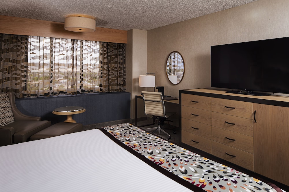 Deluxe Room, 1 King Bed, Non Smoking - Photo 2