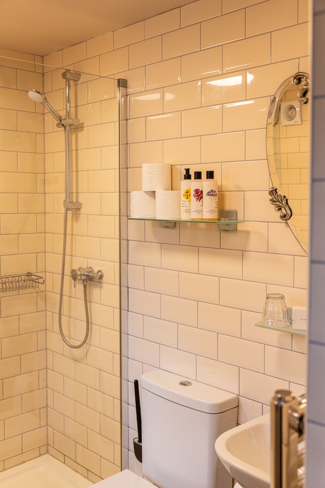 Basic Double Room, Ensuite (Small - (Room only))