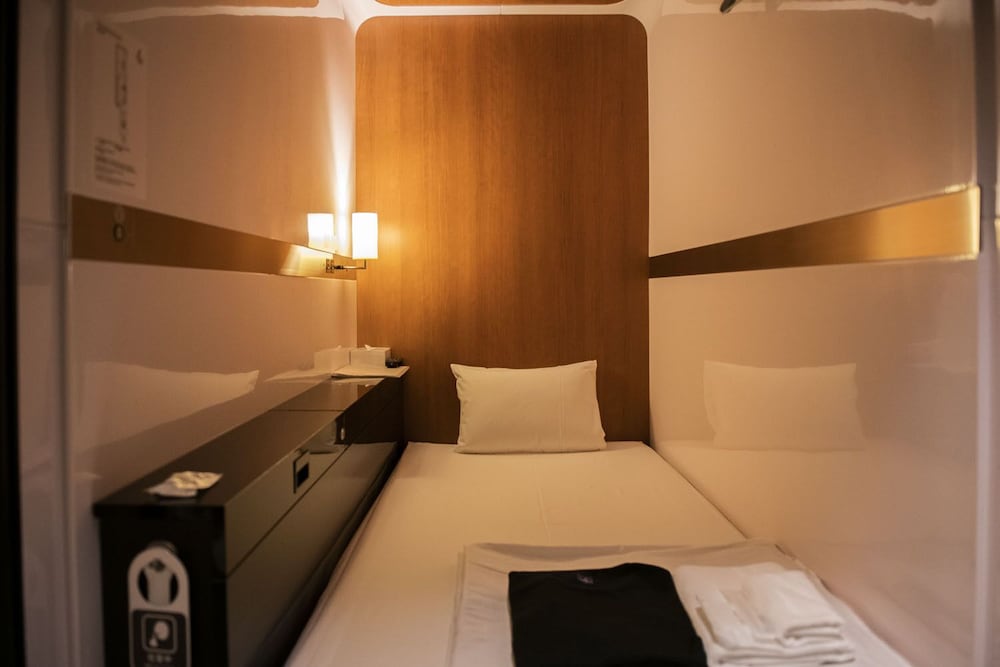 Female Only - Business Class Cabin photo 2