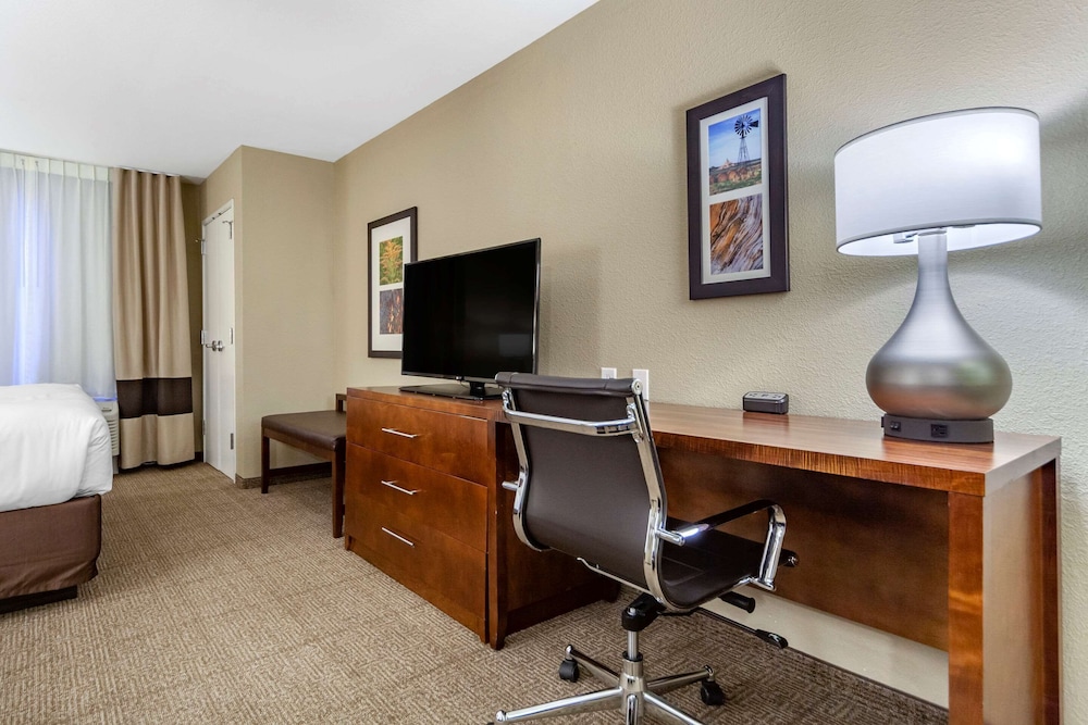 Suite, 1 King Bed with Sofa bed, Non Smoking (2 Person Sofa Bed) photo 3