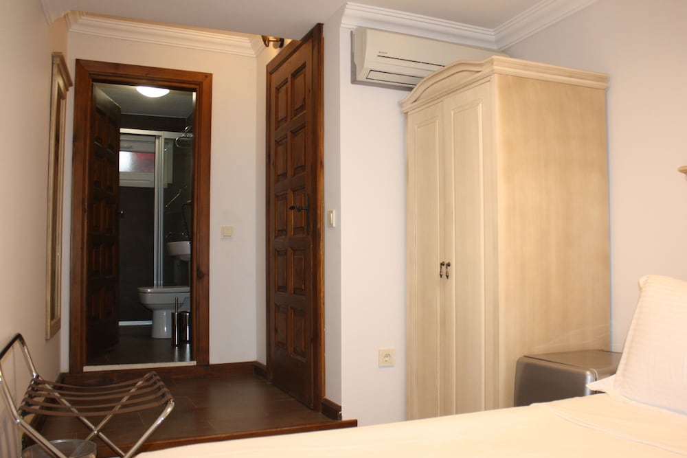 Basic Room, Basement photo 2