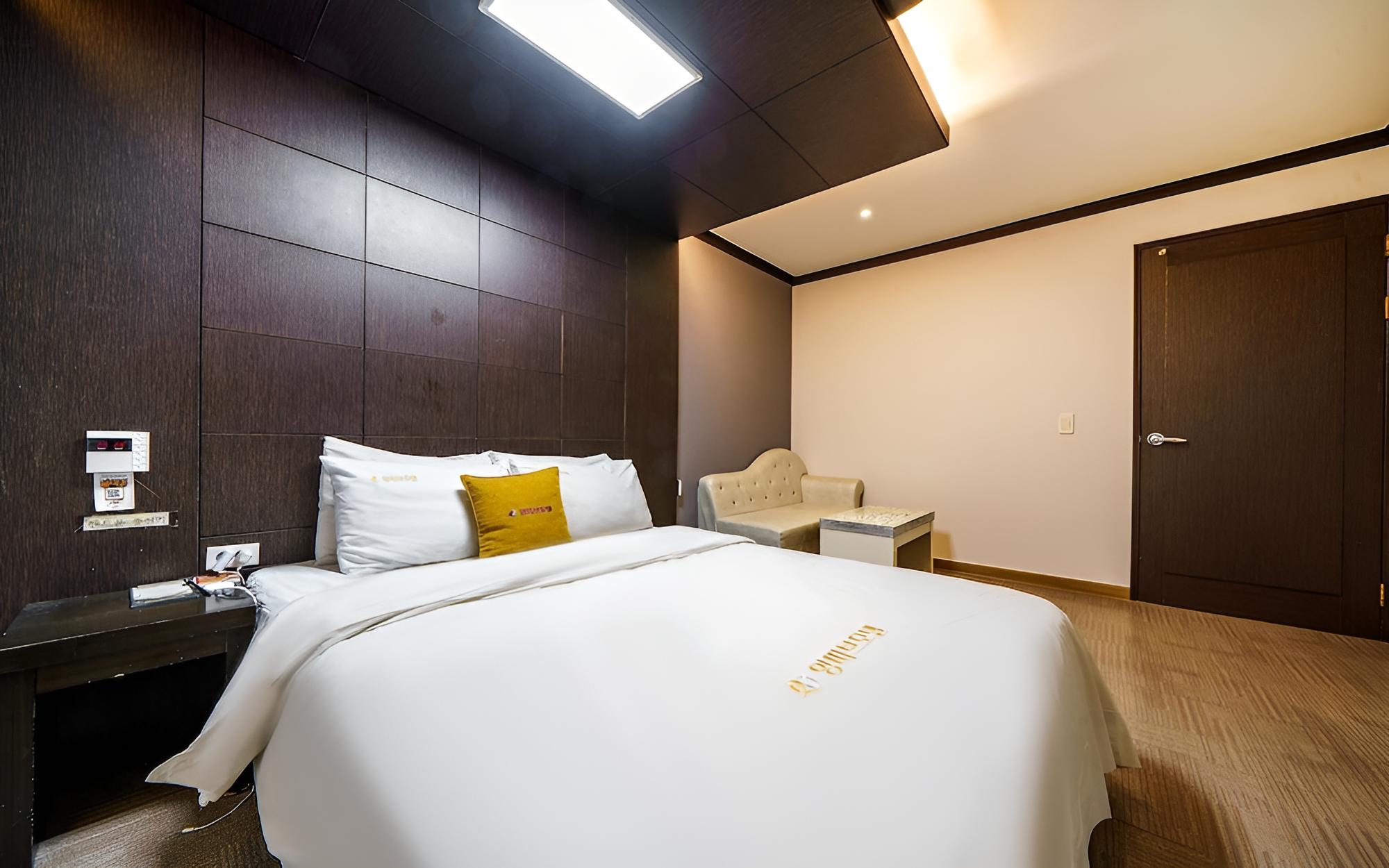 Room (Standard Room - Air Purifier (Netflix) - Photo 4