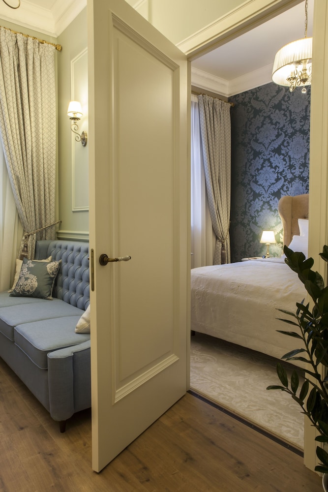 Suite (Petr Alabin)