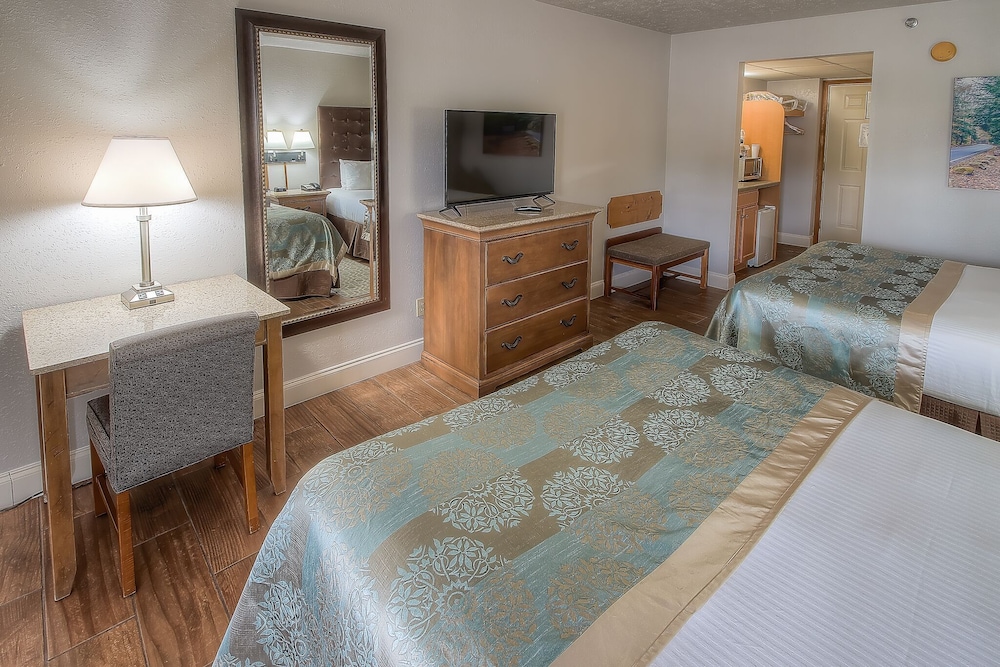 Deluxe Room, 2 Queen Beds, Pool View photo 2
