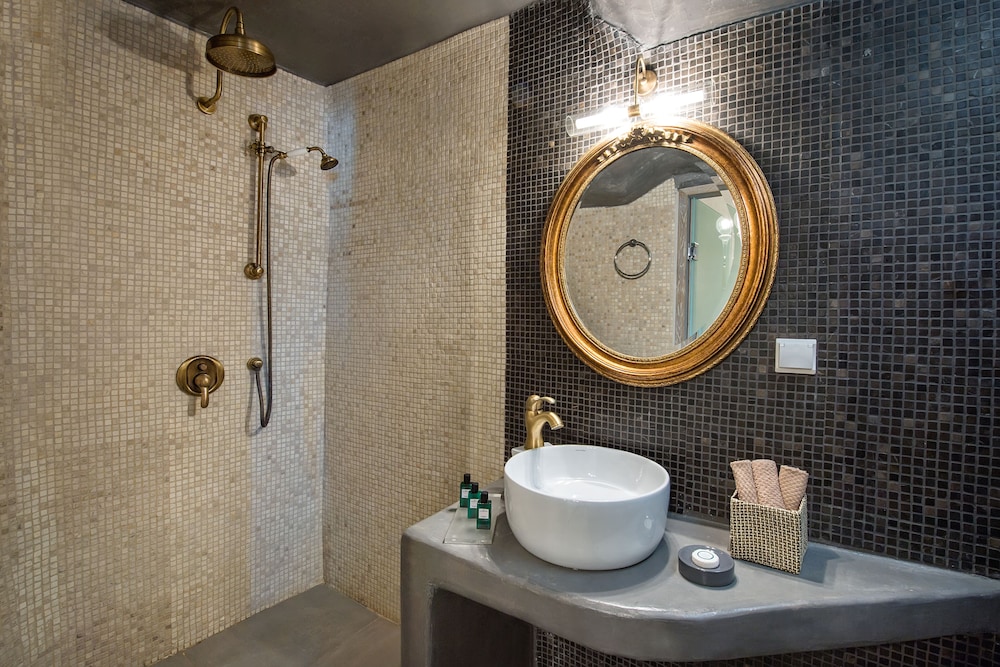 Cave Suite with Outdoor Hot Tub - Photo 7