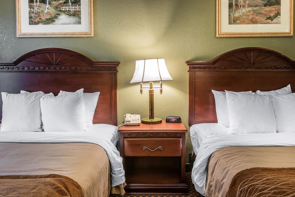 Standard Room, 2 Queen Beds, Non Smoking - Photo 1