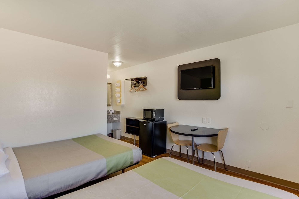 Deluxe Room, 2 Double Beds, Non Smoking, Refrigerator & Microwave photo 3