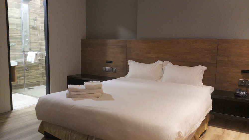 Deluxe Room, 1 Queen Bed, No Windows - Photo 5