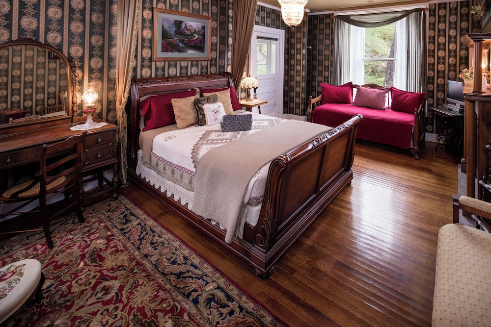 Single Room, 1 Queen Bed (Elsie)