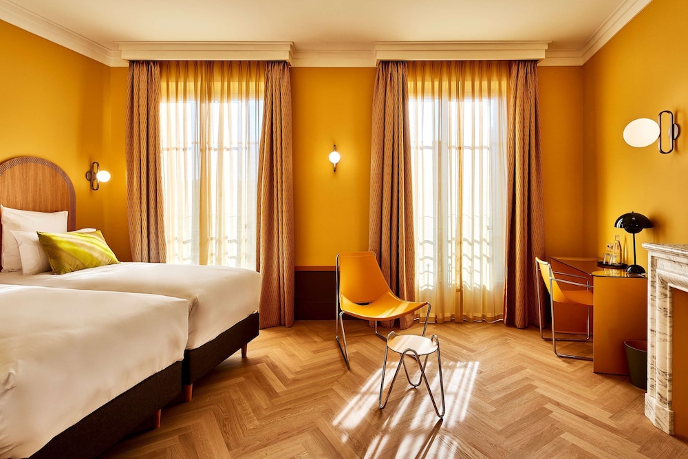 Deluxe Room, 1 Queen Bed, Non Smoking - Photo 1