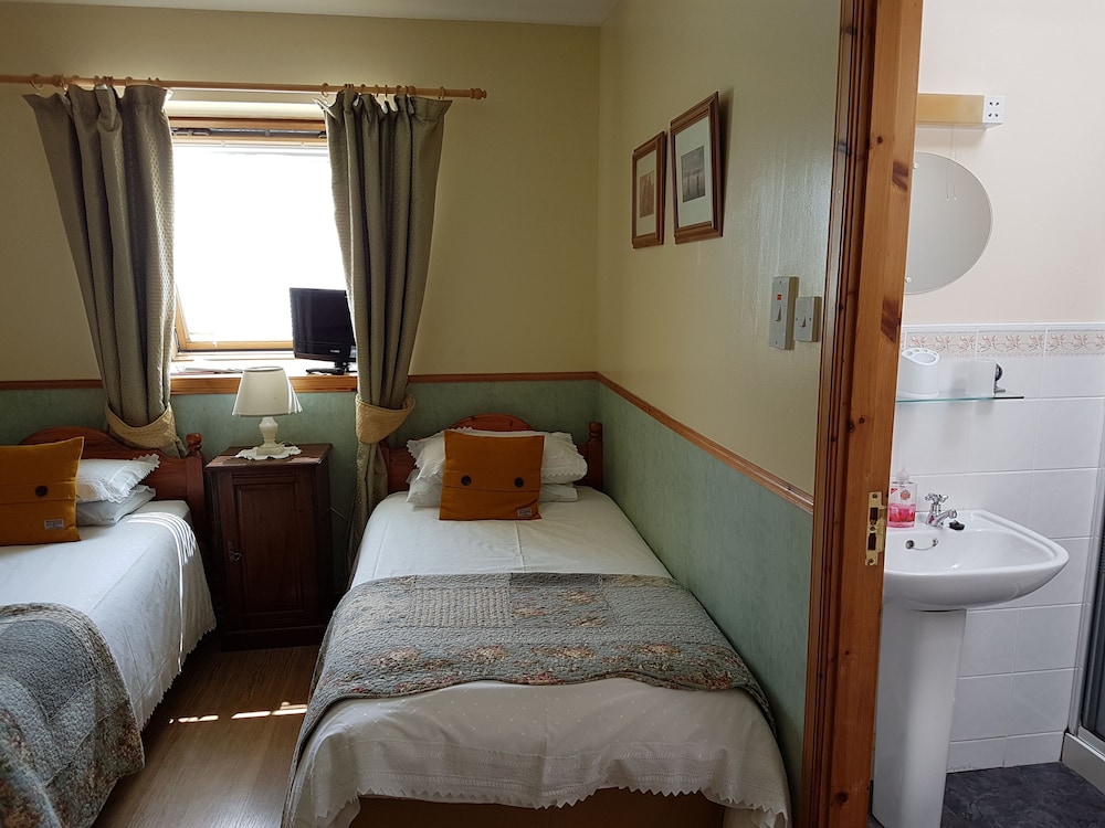 Twin Room, Ensuite (Breakfast Included) photo 2