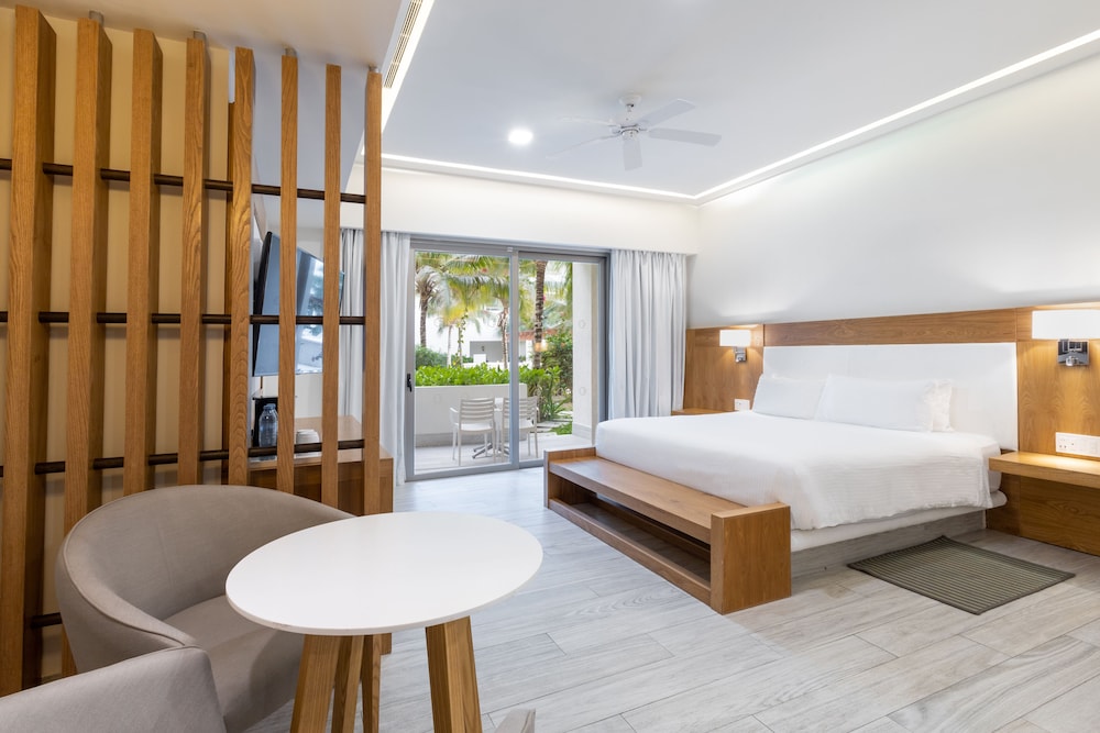 Deluxe Room, 1 King Bed, Garden View