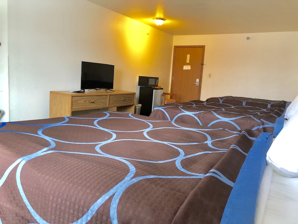 Room, Multiple Beds, Microwave - Photo 2