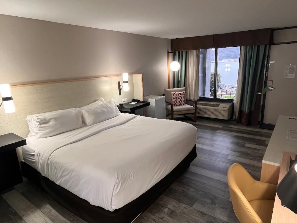 Deluxe Room, 1 King Bed, Resort View Lakefront