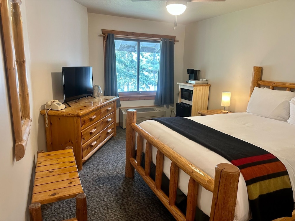 Standard Single Room, 1 Queen Bed, Lake View photo 2