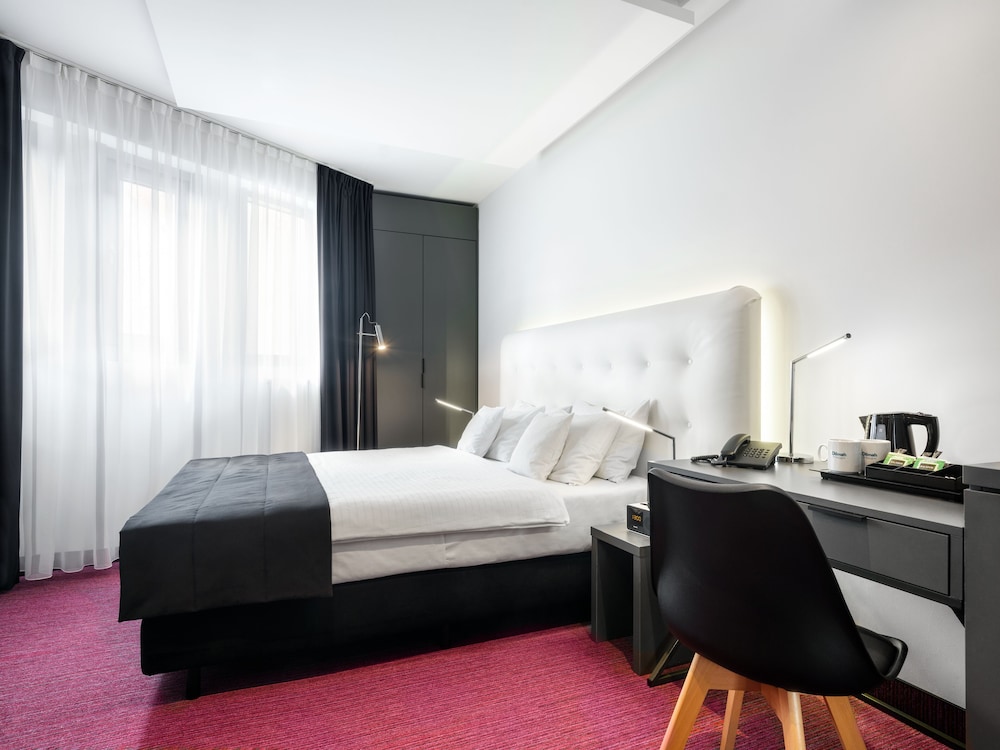 Premium Room, 1 Double Bed, Non Smoking, Refrigerator - Photo 2