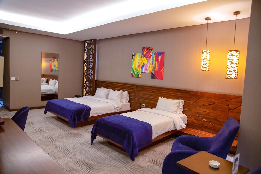 Family Room thumbnail 5