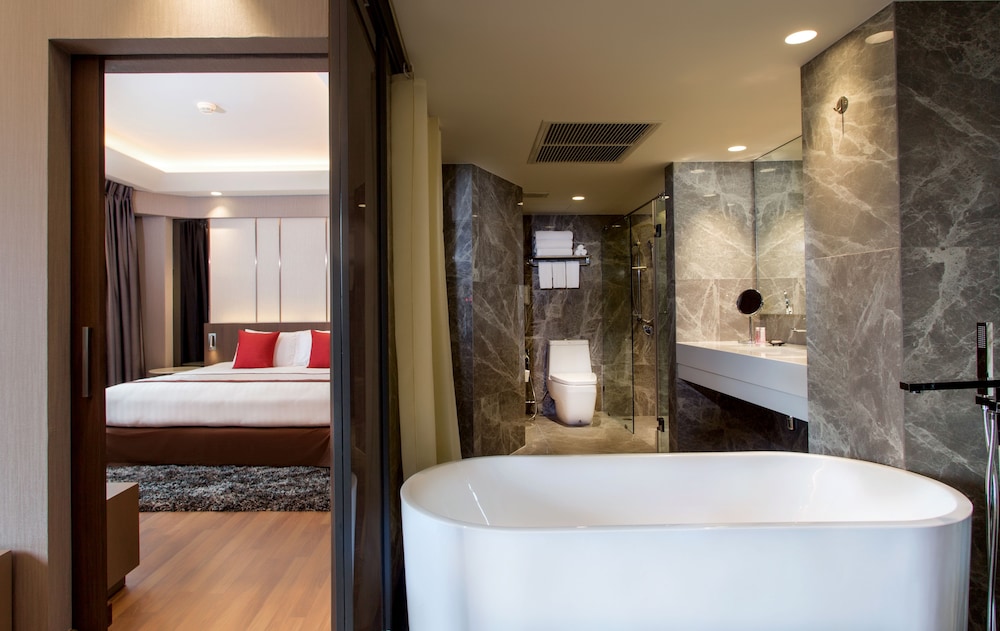Premier Suite, 1 King Bed, River View thumbnail 5