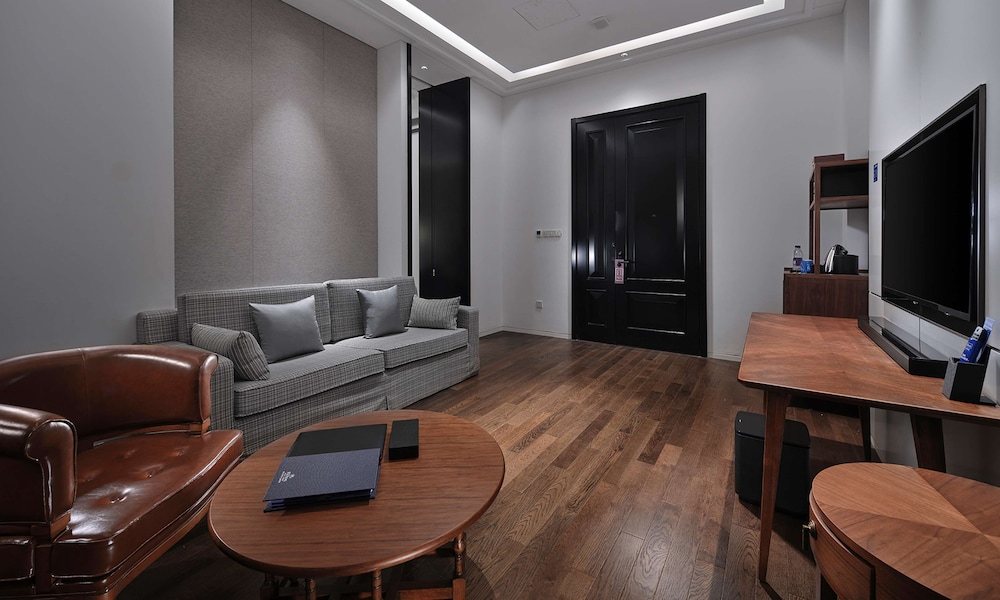 Suite, 1 Bedroom - Photo 1