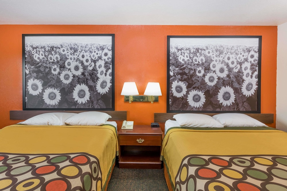Suite, 2 Queen Beds, Hot Tub - Photo 3