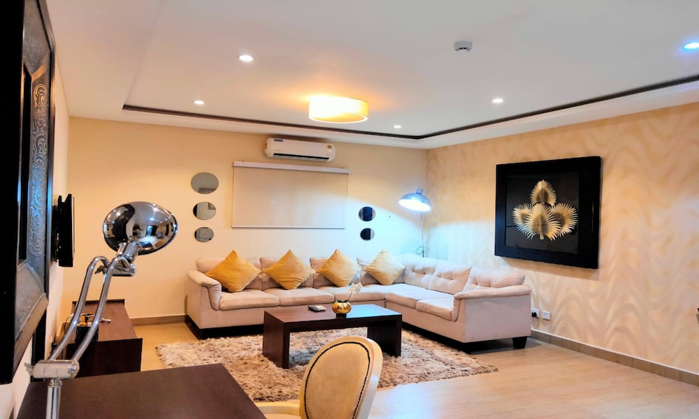 Executive Suite - Photo 6