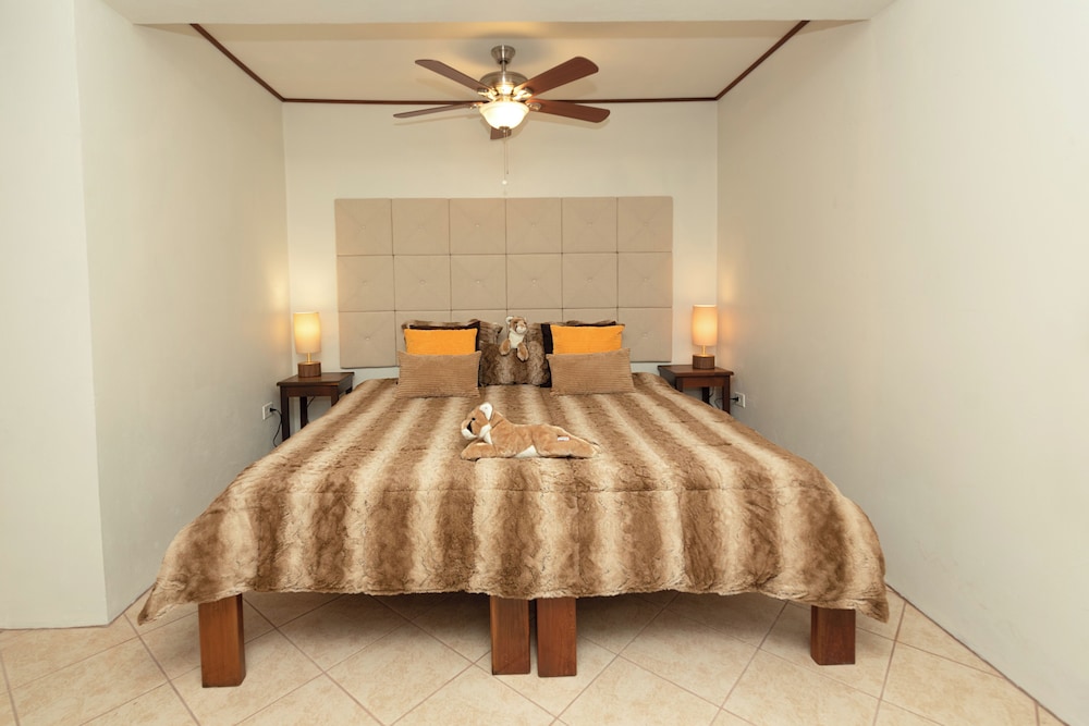 Luxury Suite, 1 King Bed, Pool View, Garden Area: LIONS DEN photo 1