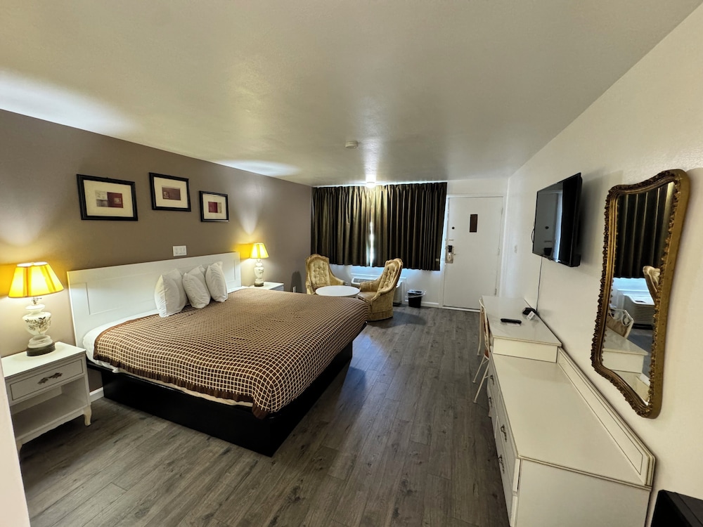 Standard Room, 1 King Bed photo 1