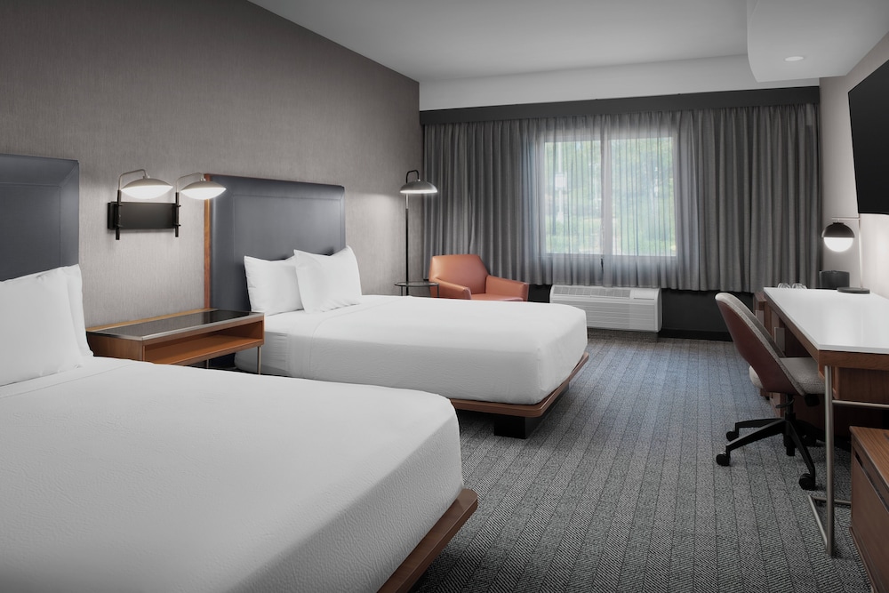 Room, 2 Queen Beds (Mobility/Hearing Access, Roll-In Shwr) photo 2