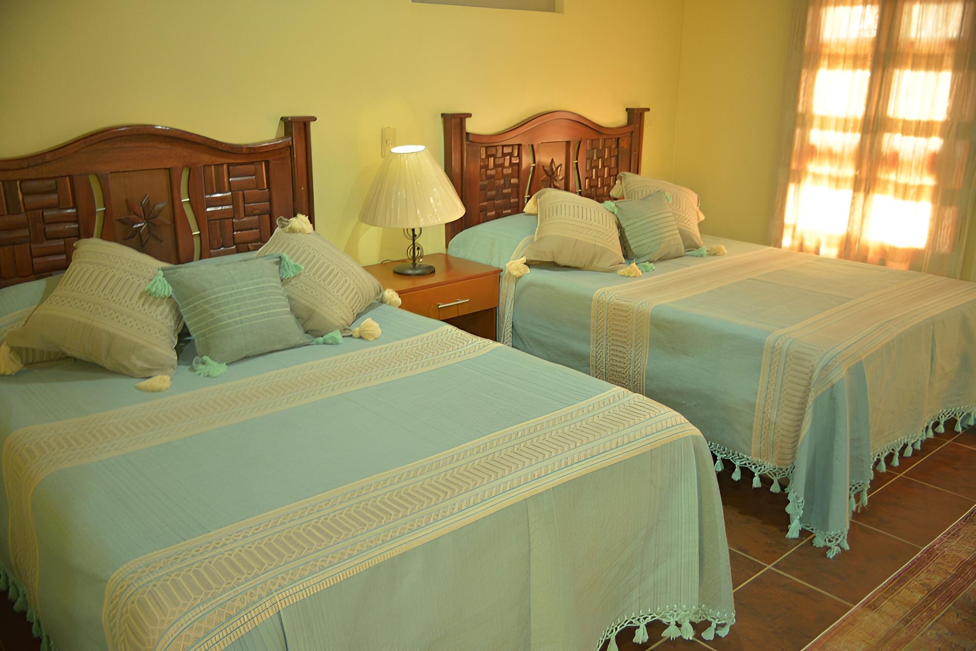 Standard Room, 2 Queen Beds photo 3