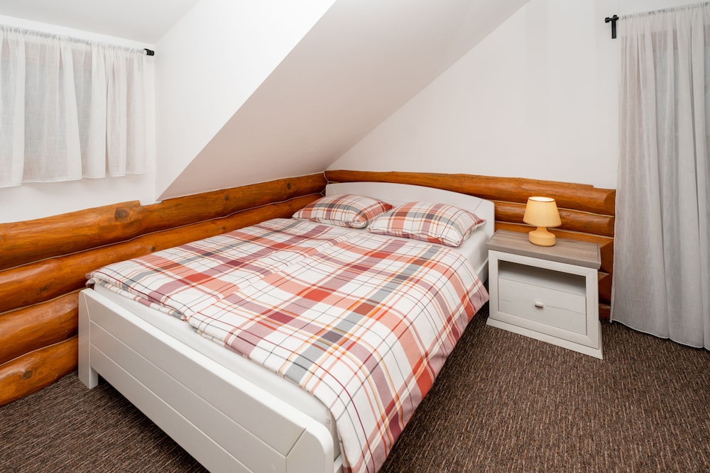 Family House, 2 Bedrooms, Mountainside (Hazelnut Pool House)