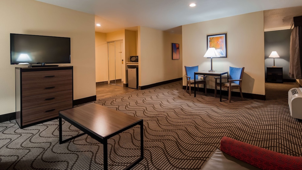 Suite, 1 King Bed, Non Smoking, Refrigerator & Microwave - Photo 2