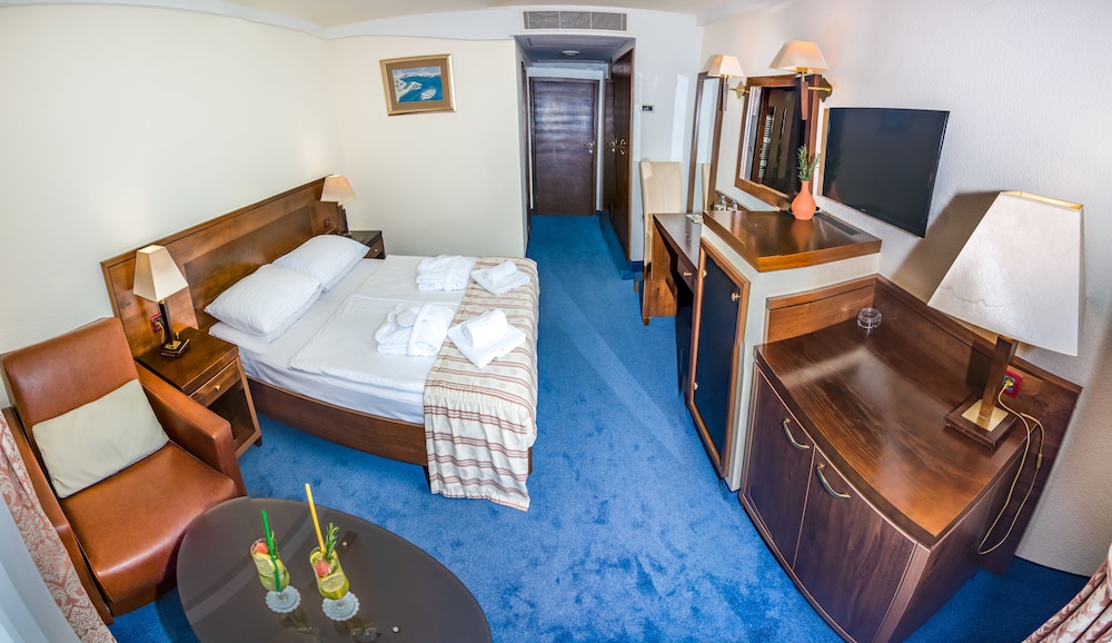 Standard Double Room, Balcony, Park View - Photo 2