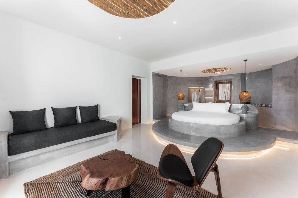 Deluxe Suite with Outdoor Hot Tub & Sea View