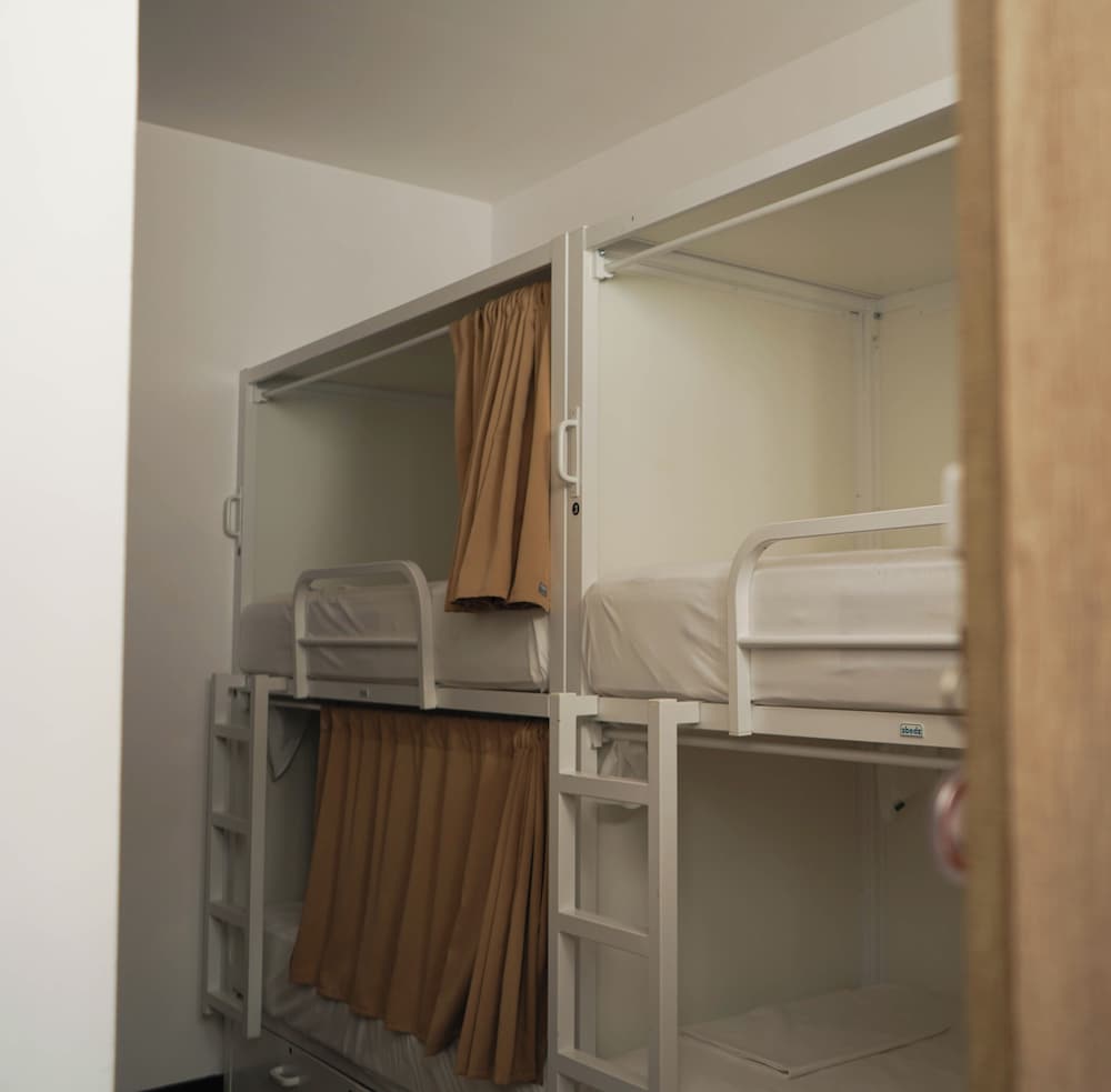 Shared Dormitory, Women only
