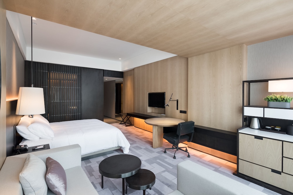 Executive Room, 1 King Bed, City View photo 3