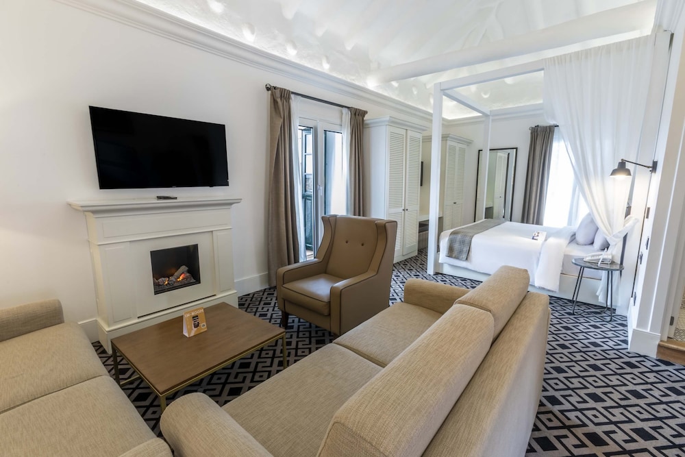 Suite, 1 King Bed - Photo 10