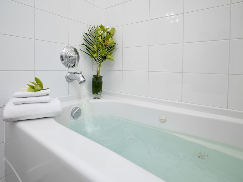 Premium Room, 1 King Bed (Spa Bathroom) - Photo 5
