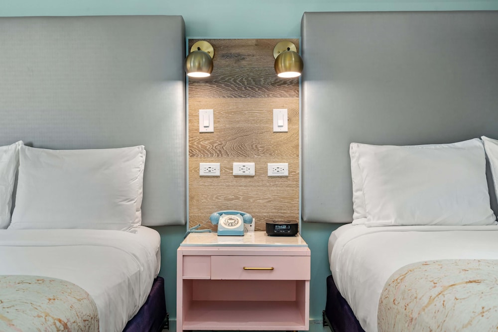 Suite, Multiple Beds, Non Smoking - Photo 11